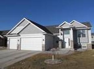 2752 Heritage Dr, Minot, ND 58703