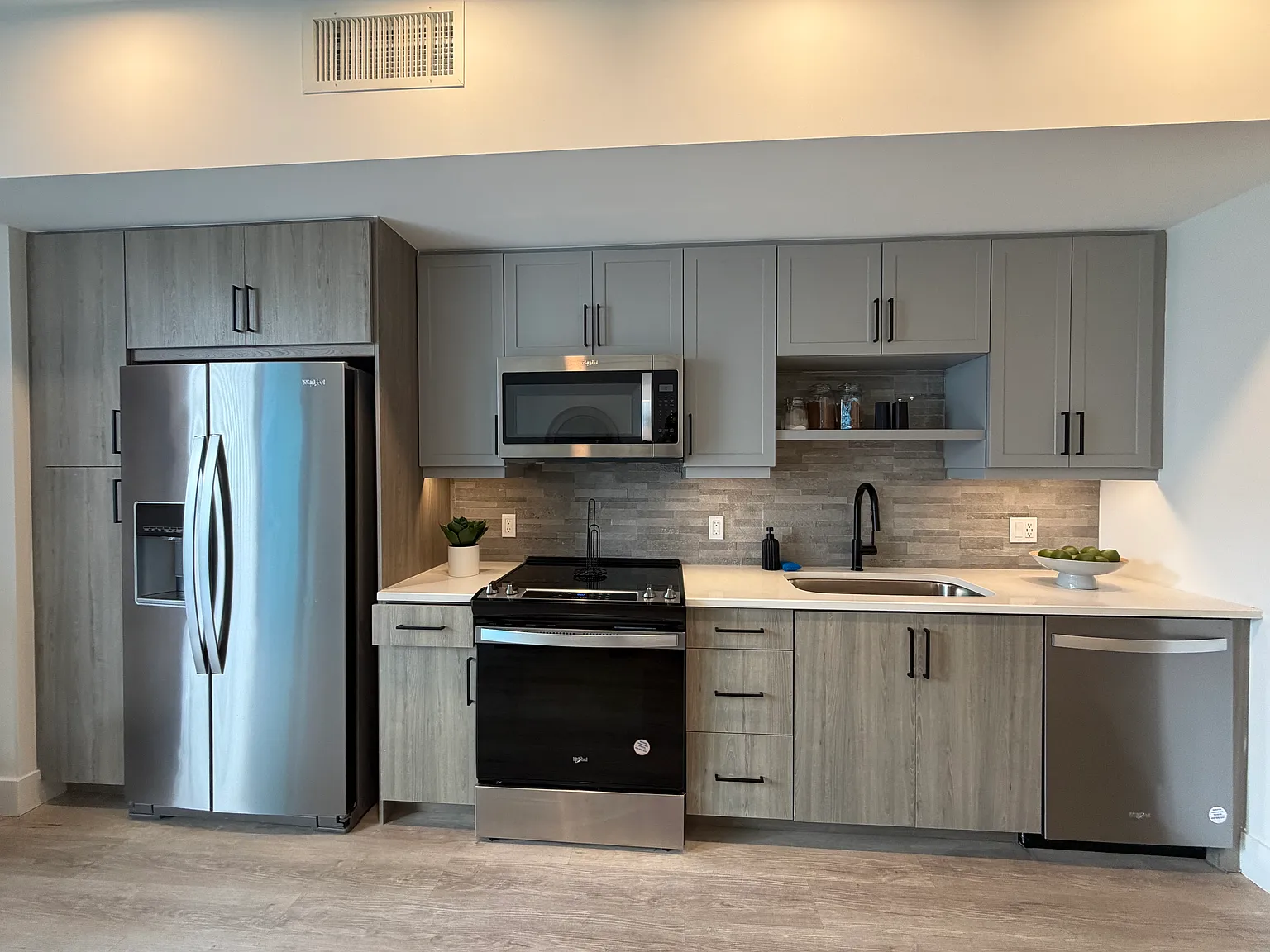 Studio, 640 sqft, $2,011 — Photo 3