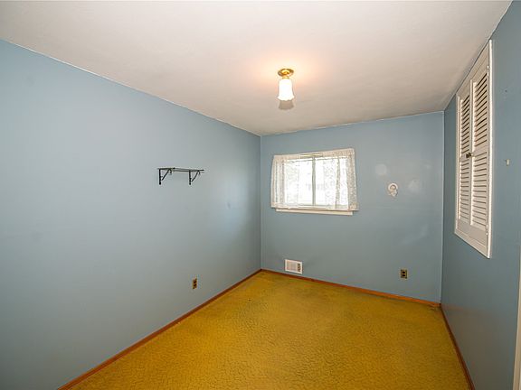 5th image of 329 E Garden City St