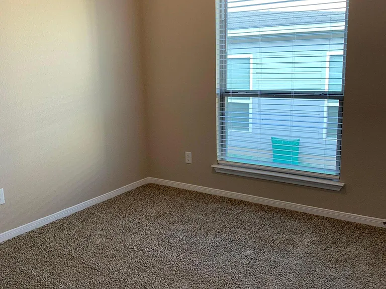 2406 Petersburg Ln — Photo 32