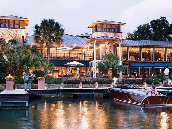 Yatch Club walking distance