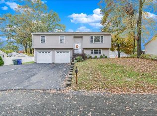 83 Serpentine Dr, Bridgeport, CT 06606