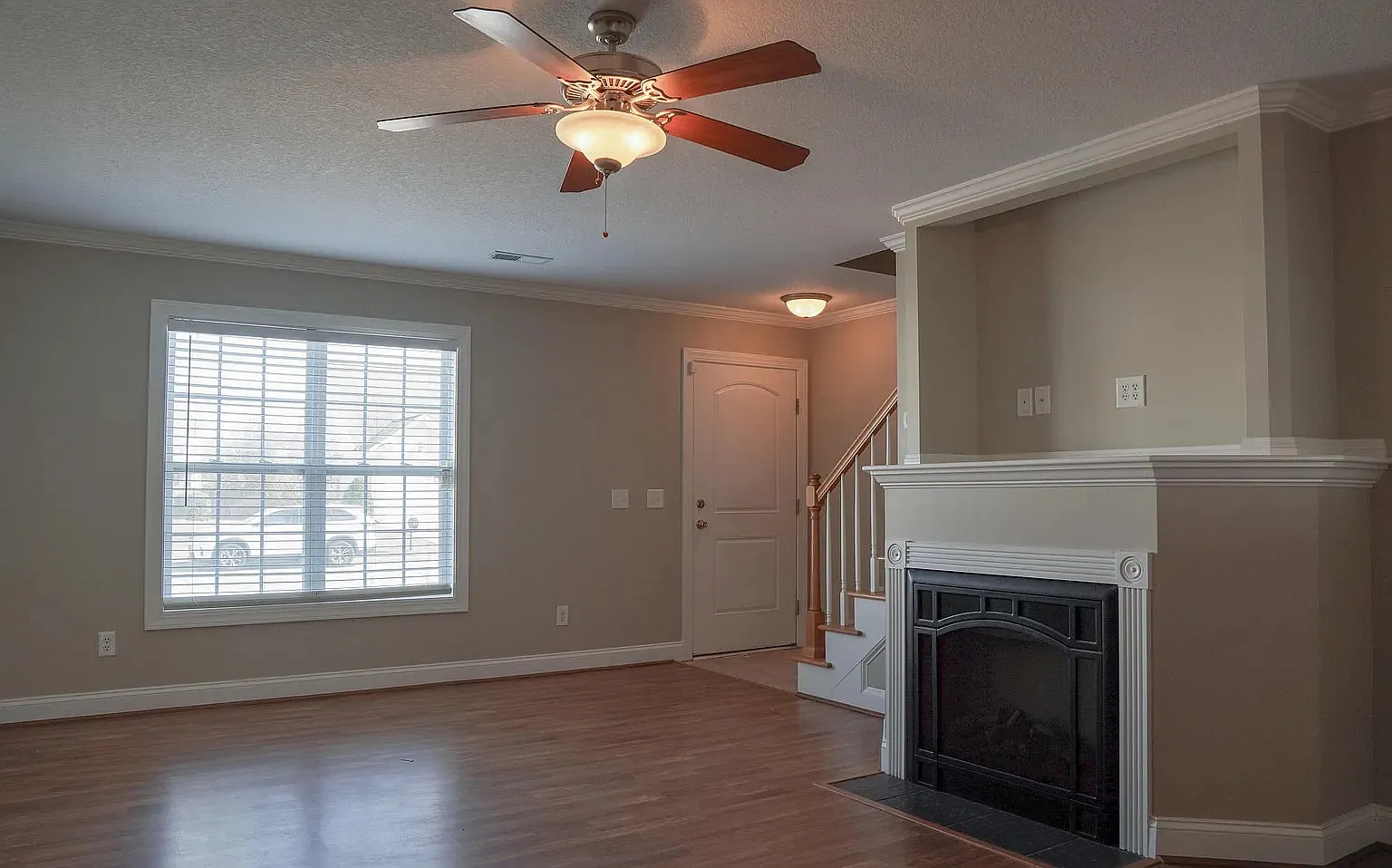 3 bed, 3.5 bath, 1945 sqft, $1,900 — Photo 2