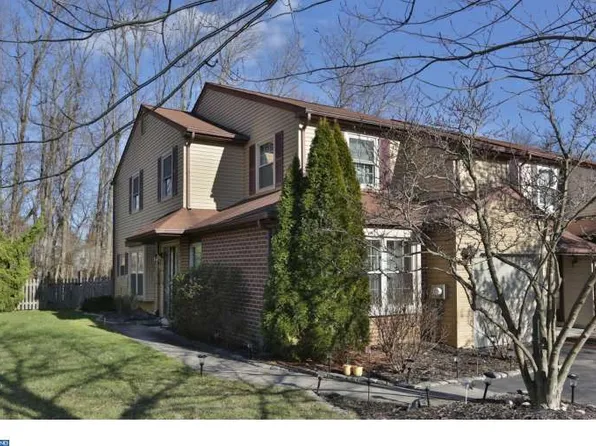 320 N Fieldstone Ct, Yardley, PA 19067