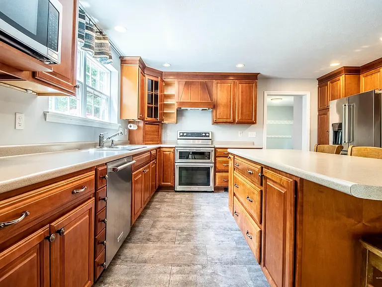 33 Westview Dr — Photo 2