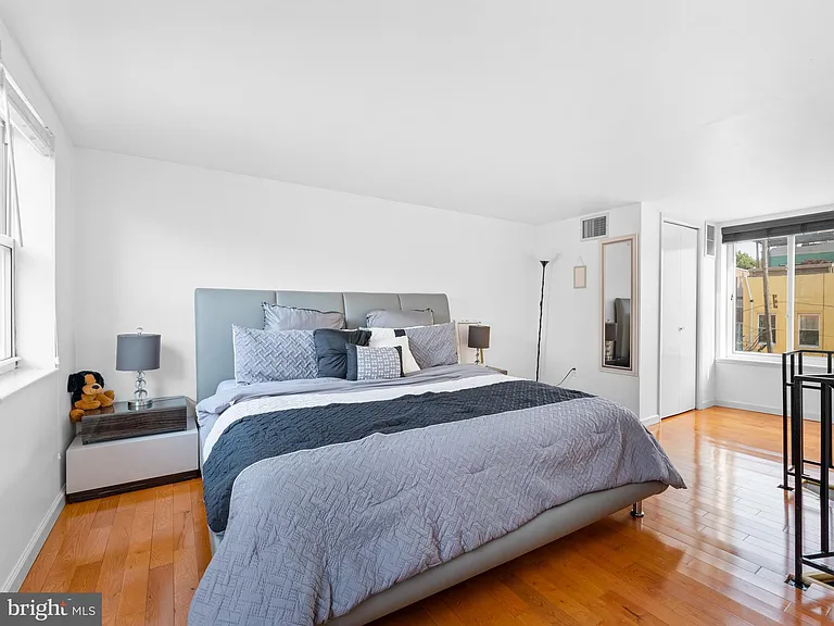1006 Montrose St — Photo 12