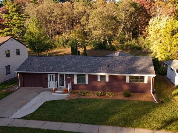1255 Loch Dr, Green Bay, WI 54304