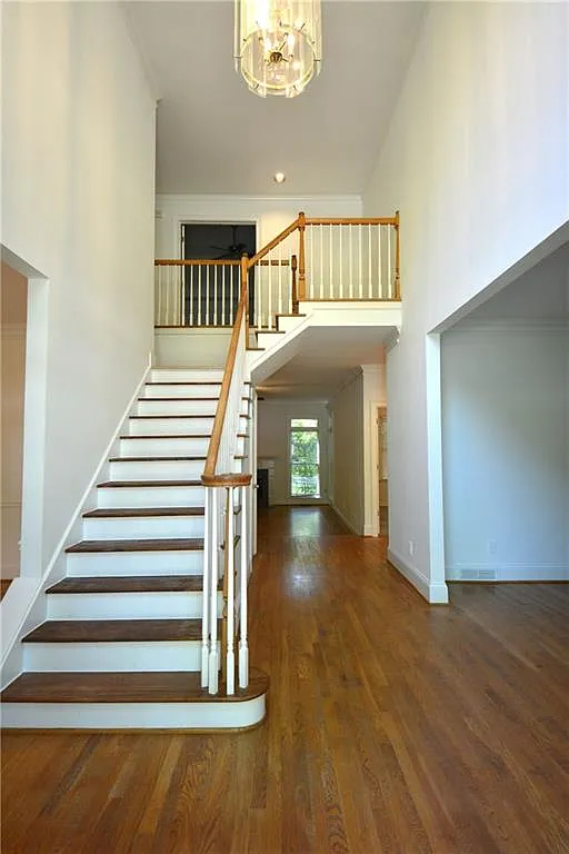 6 bed, 5.0 bath, 4519 sqft, $4,295 — Photo 4
