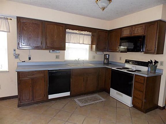 5th image of 13461 Falmouth Ave