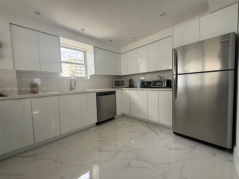5555 Collins Ave #8R — Photo 19