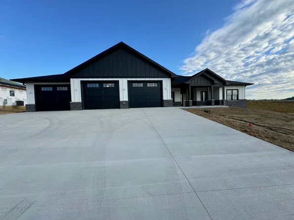 8241 Tegan Dr, Peosta, IA 52068