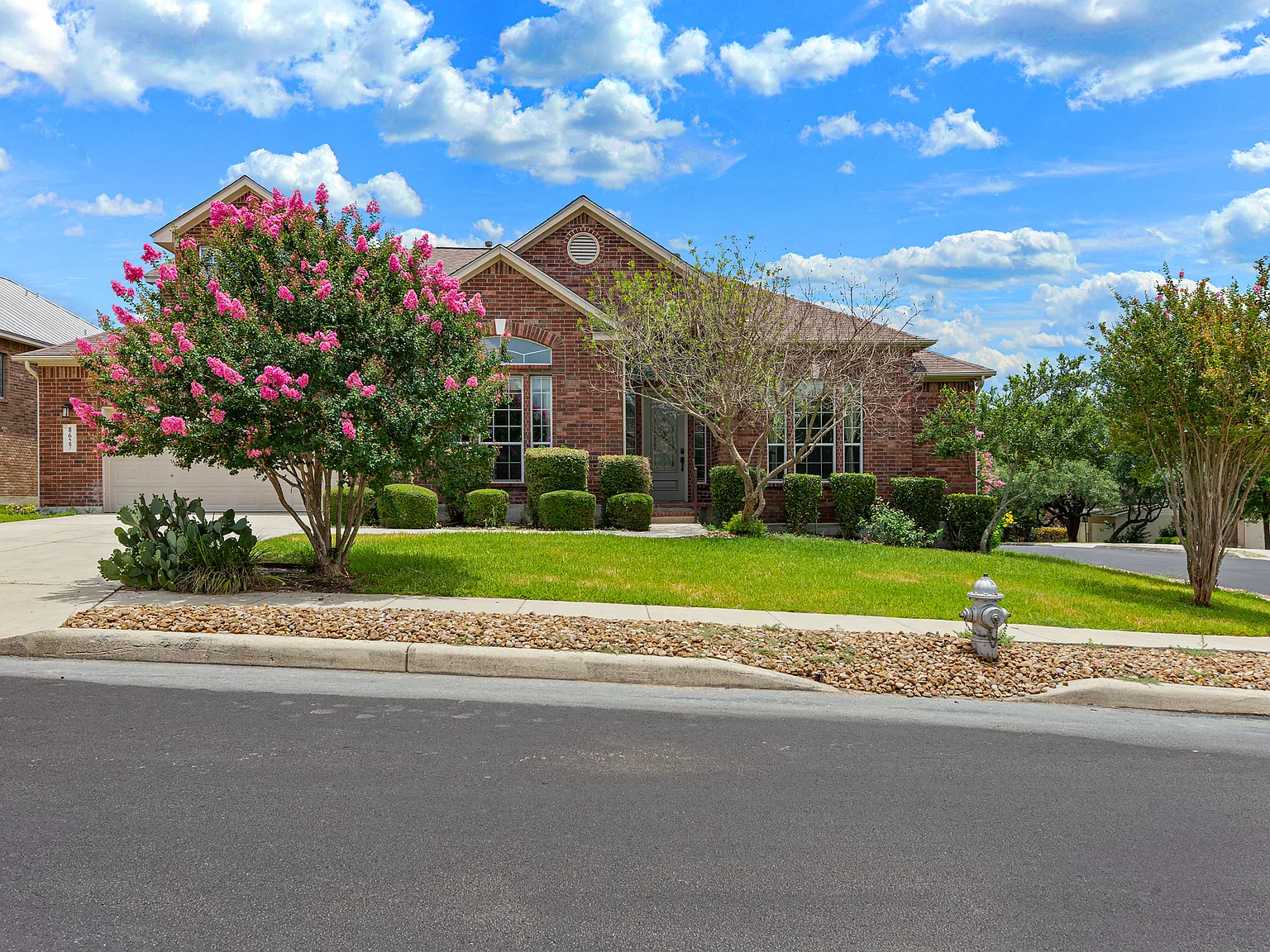 Spacious 4-Bed Luxury Home with Chef's Kitchen, Fenced Yard, and 3,528 sq ft in Helotes — Photo 1
