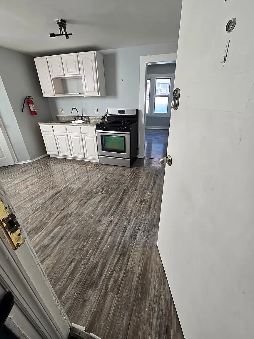 3 bed, 1000 sqft, $1,899 — Photo 2