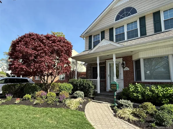 16 Ashland Avenue, New Hyde Park, NY 11040