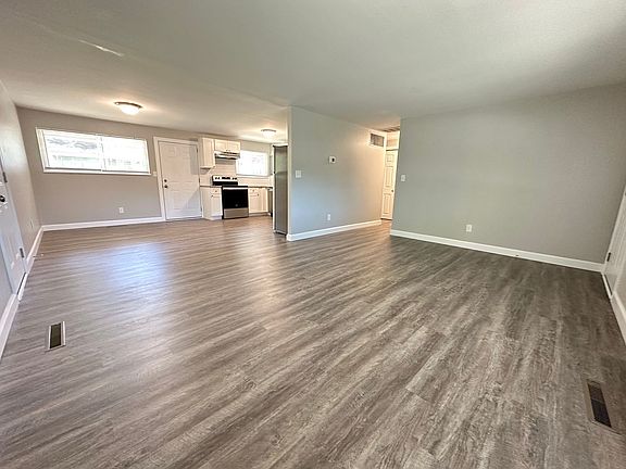 3rd image of 304 Primrose Ln