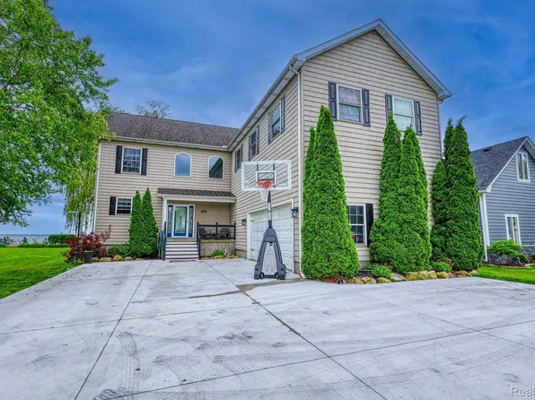 47890 Harbor Dr, Chesterfield, MI 48047