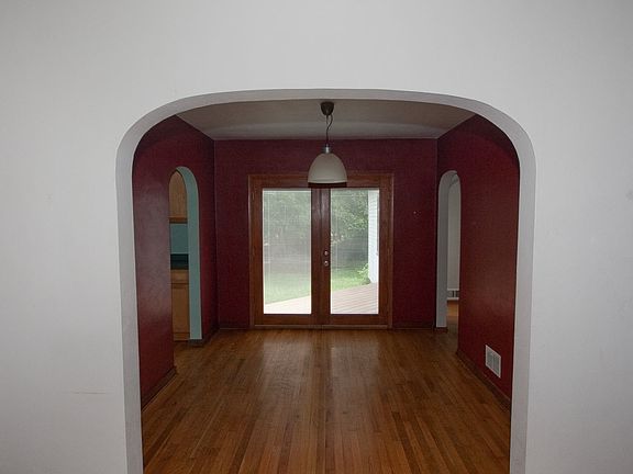 French doors DR to deck