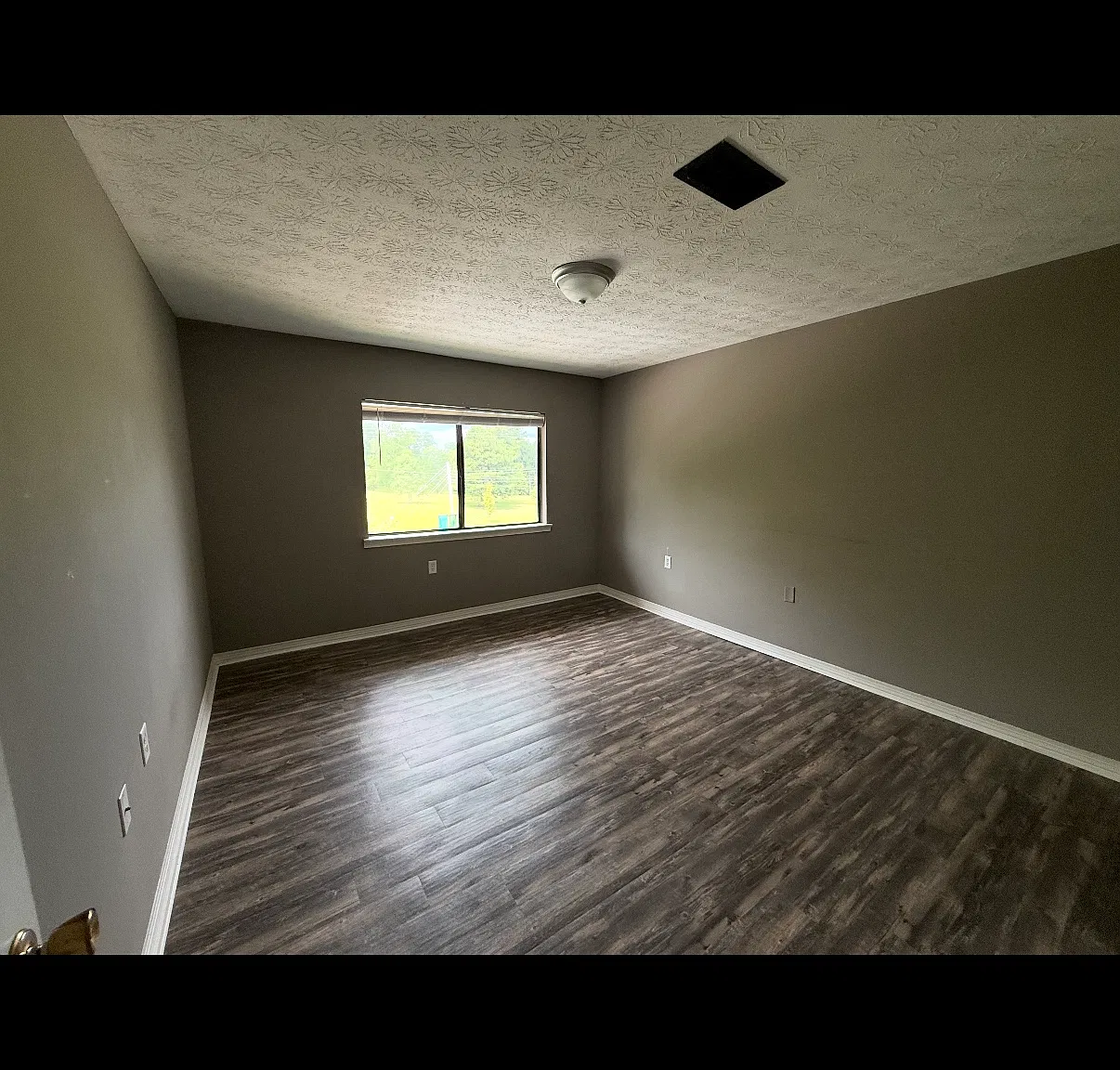 2 bed, 900 sqft, $1,050 — Photo 1