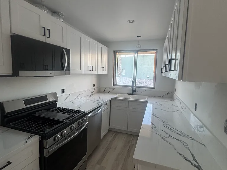 522-528 N Alexandria Ave — Photo 8