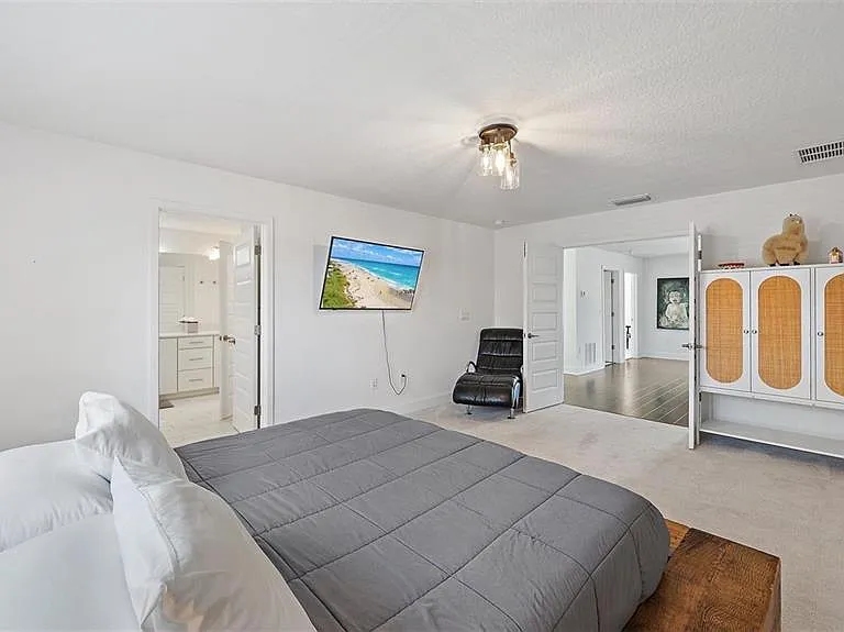 2587 Temple St — Photo 11