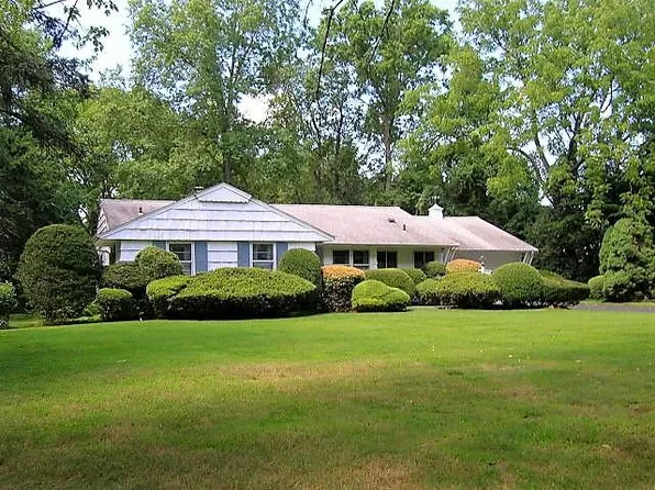 5 Salem Ridge Dr, Huntington, NY 11743