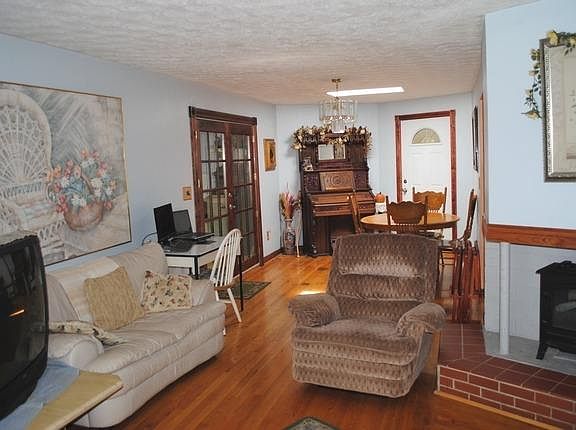3rd image of 142 Mikkelsen Dr