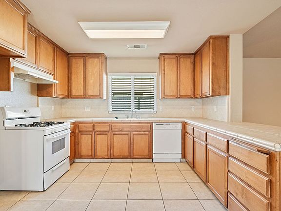 3rd image of 5122 N Maroa Ave #102