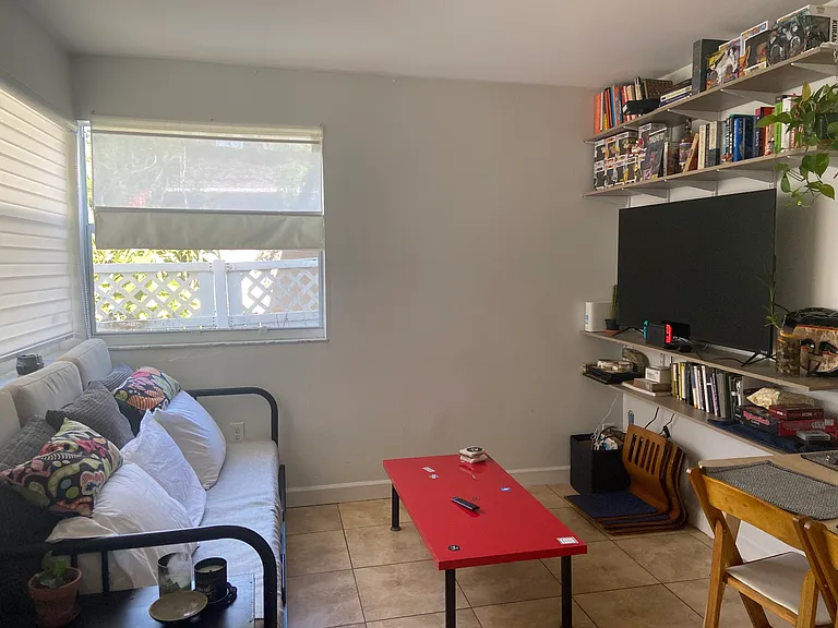 4298 SW 9th Ter #4296 — Photo 5