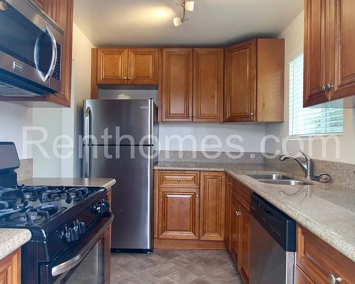 2345 Comstock St — Photo 5