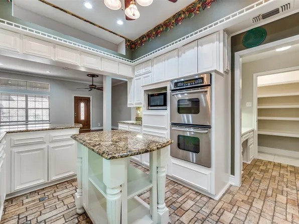 908 McCoy Dr, Irving, TX 75062