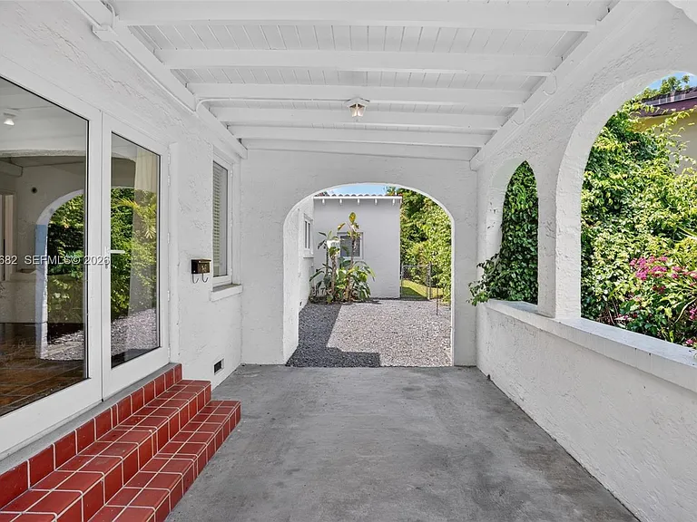 1212 Medina Ave — Photo 3