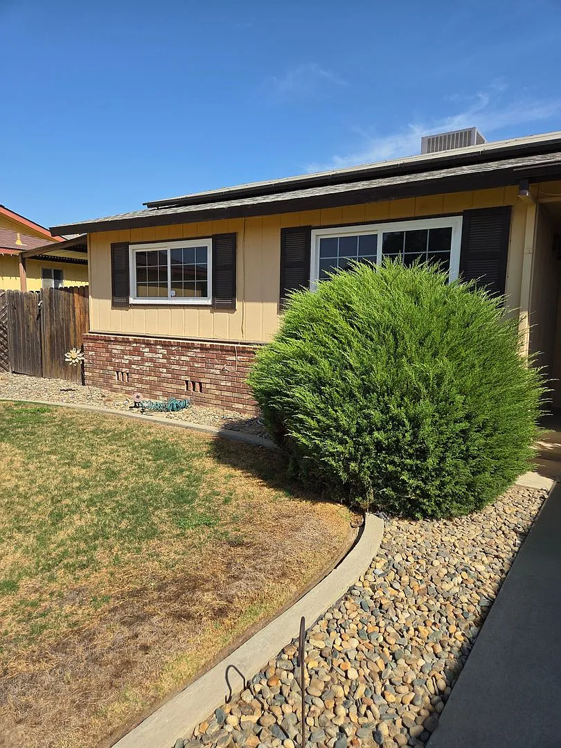 Four Bedroom with pool! — Photo 3