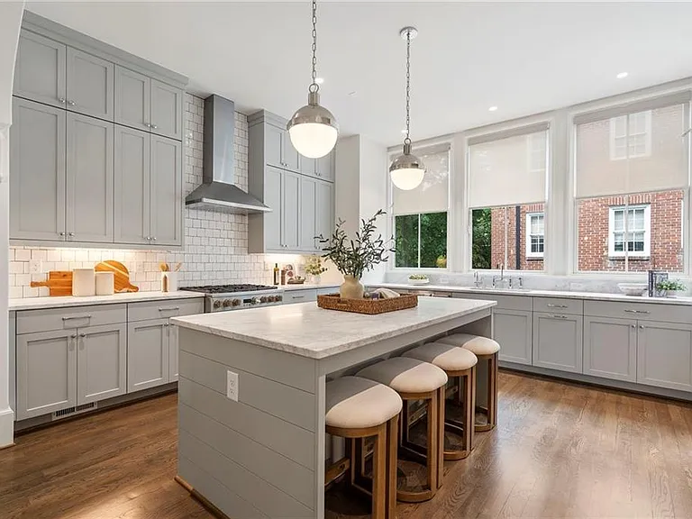 2711 Southwell St NE — Photo 1