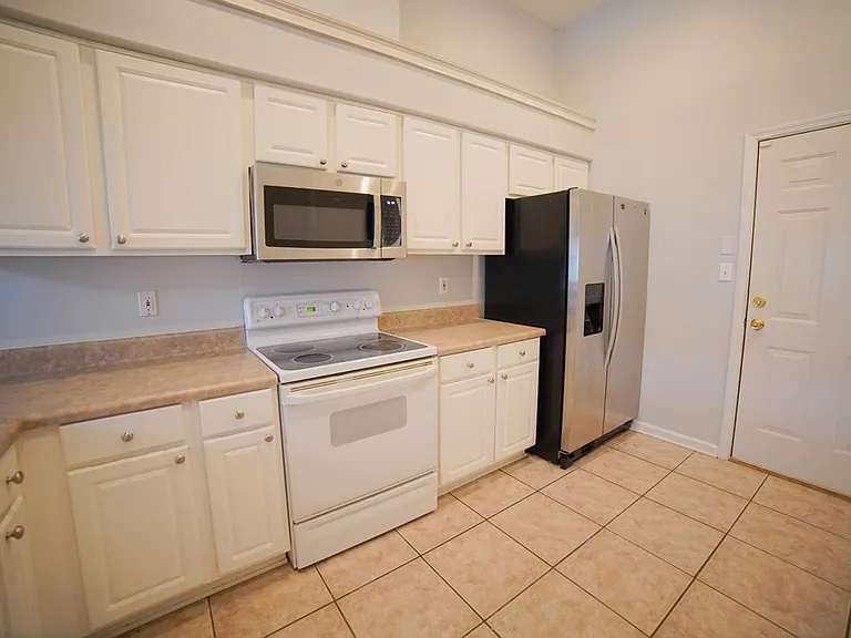 1060 Kingdom Dr — Photo 4