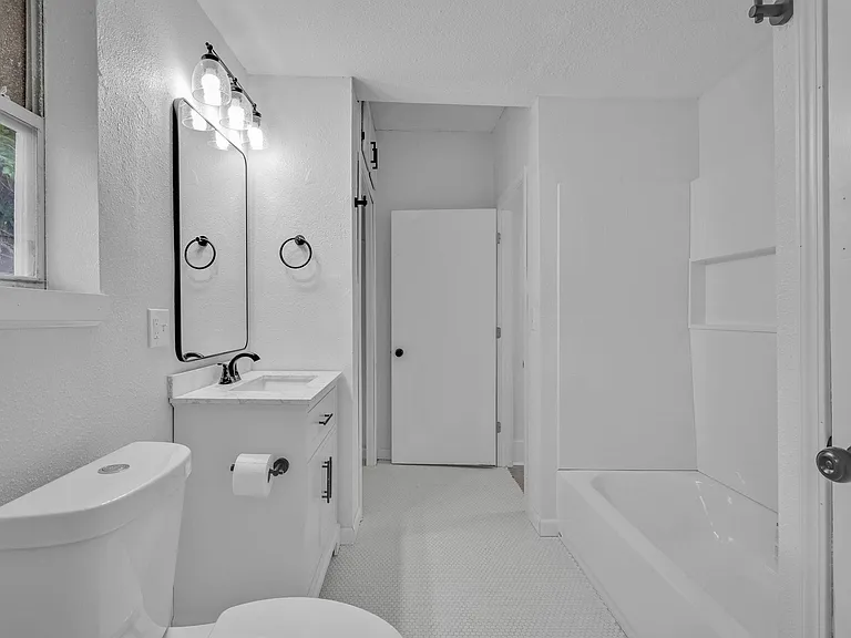 1128 W Broadway St — Photo 18