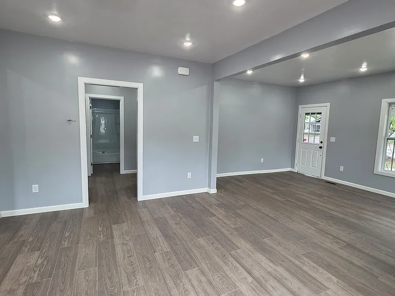 1201 N Summit St — Photo 2