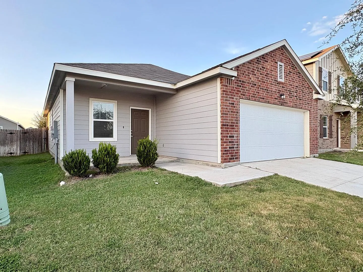 Modern 3-Bedroom Home with Washer & Dryer Included! — Photo 2