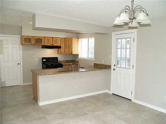 5th image of 10337 Kinross Ave