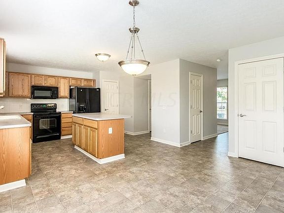 4th image of 695 Sanville Dr