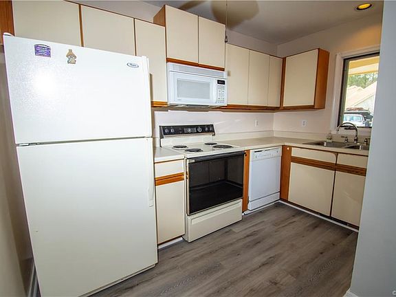 4th image of 3109 Lake Village Dr