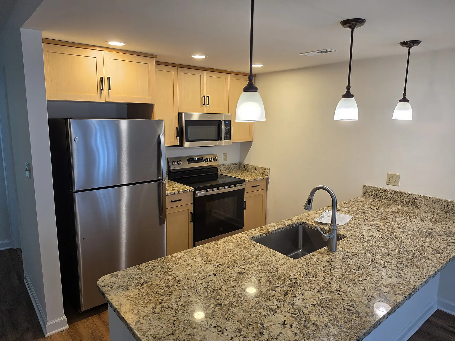 2 bed, 1150 sqft, $2,100 — Photo 2