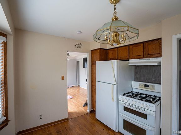 4th image of 22149 David Ave