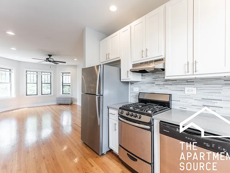 4549 N Leavitt St #3 — Photo 2