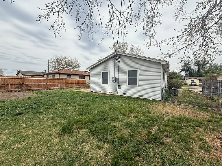 2421 W Lydia Ave — Photo 11
