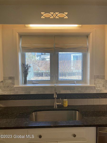 5th image of 207 Saratoga Avenue