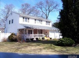 7 Torlen Ct, Hauppauge, NY 11788