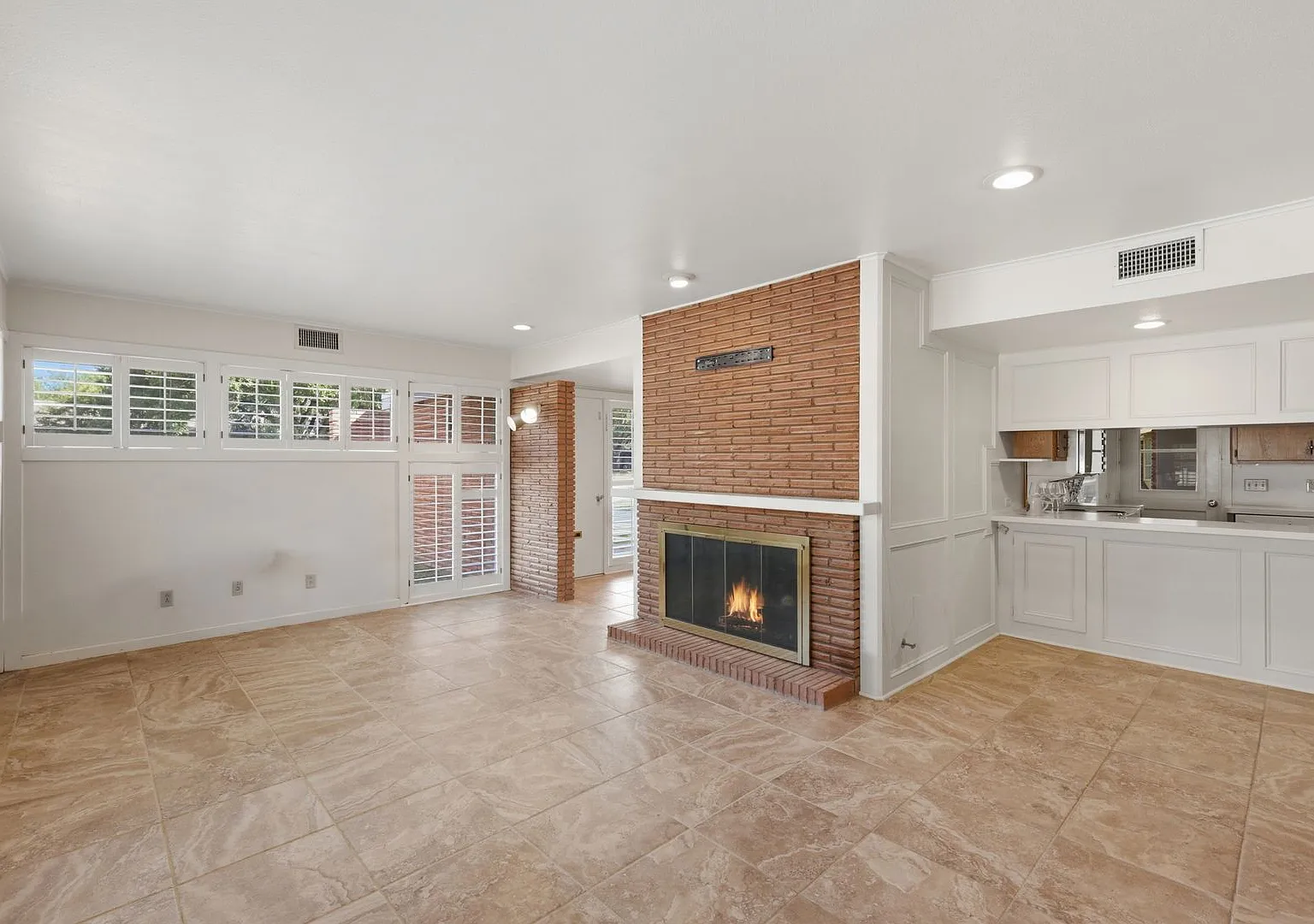 Available Now! Charming Mid-Century Gem Near Tamu 3 Bed/2 Bath In Bryan — Photo 3