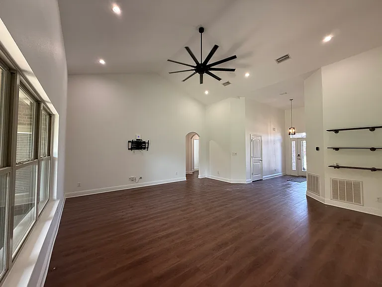 10510 Dunmore Dr — Photo 3