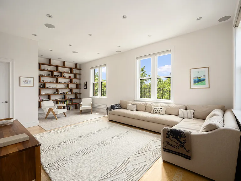 582 2nd St #4 — Photo 3