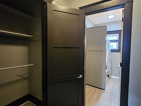 5th image of 209 E Hendricks St